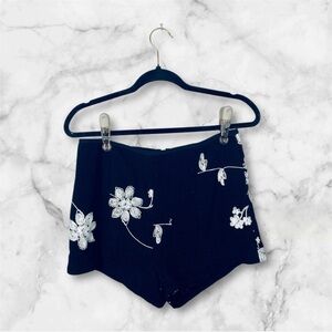 DEPRI black embroidered floral pattern stretch shorts size medium